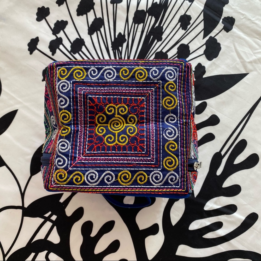 Multicolored Embroidered Small Pack - Picture 5 of 8